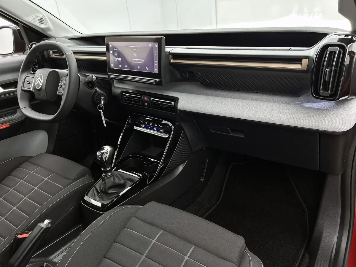 1.2 Turbo 100pk Plus | Achteruitrijcamera | Parkeersensoren voor + achter | Automatische airco | Apple Carplay / Android Auto | LED koplampen