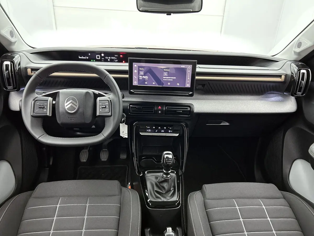 1.2 Turbo 100pk Plus | Achteruitrijcamera | Parkeersensoren voor + achter | Automatische airco | Apple Carplay / Android Auto | LED koplampen