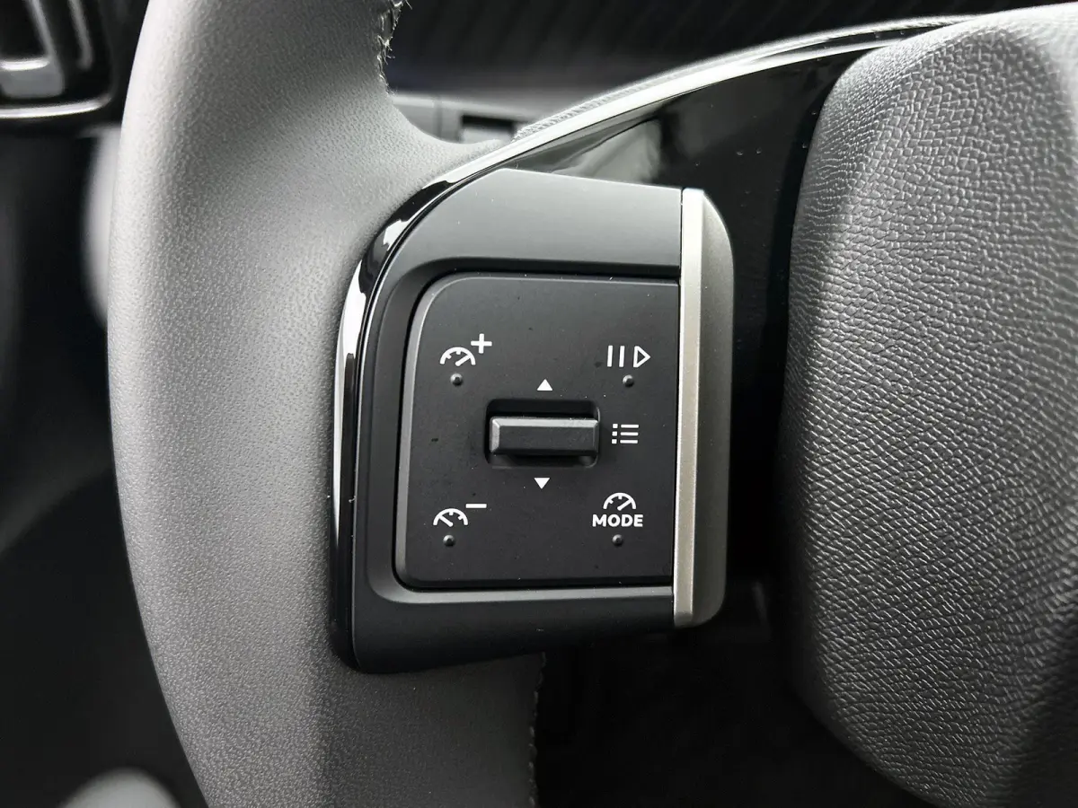 1.2 Turbo 100pk Plus | Achteruitrijcamera | Parkeersensoren voor + achter | Automatische airco | Apple Carplay / Android Auto | LED koplampen