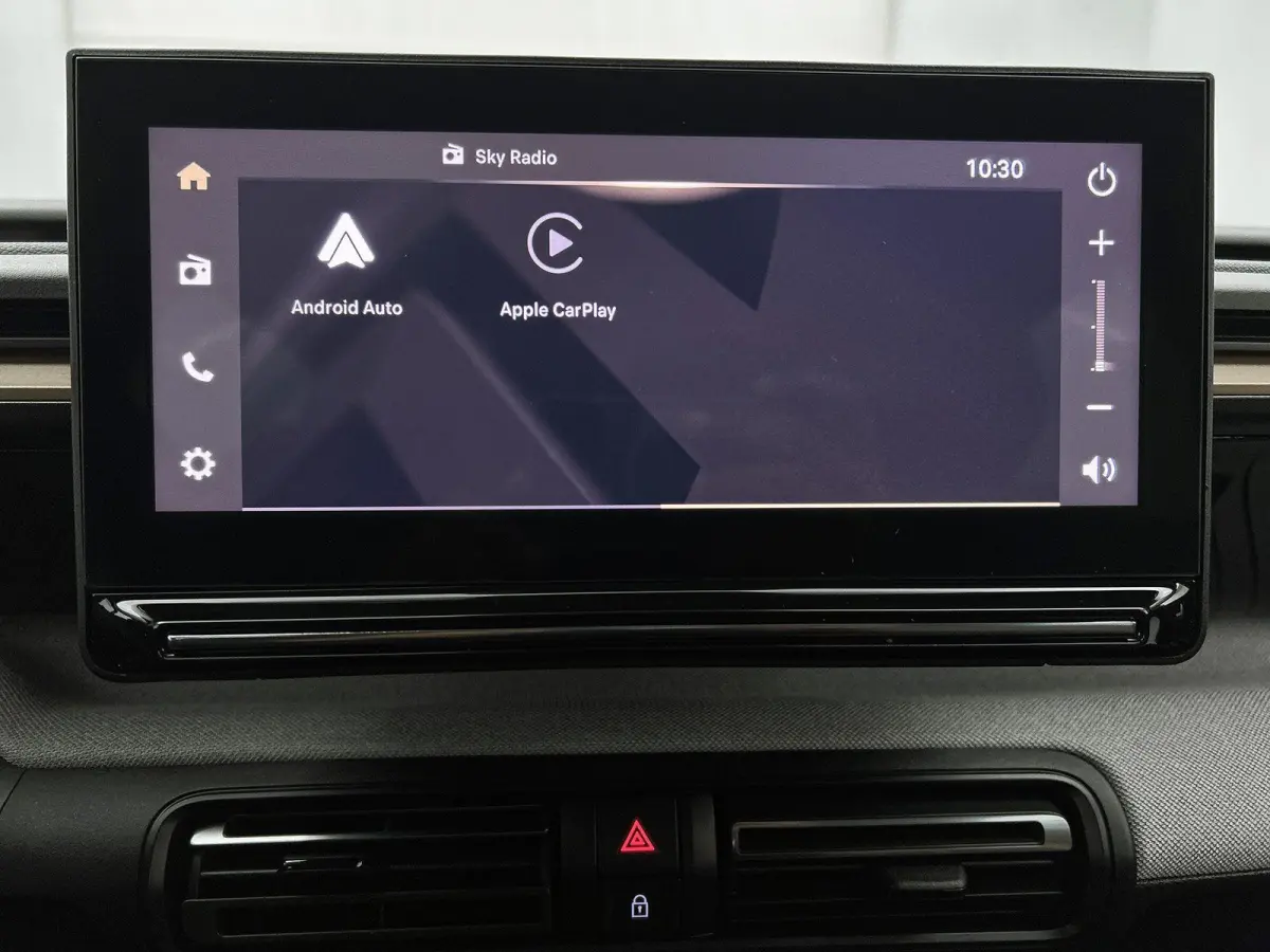 1.2 Turbo 100pk Plus | Achteruitrijcamera | Parkeersensoren voor + achter | Automatische airco | Apple Carplay / Android Auto | LED koplampen