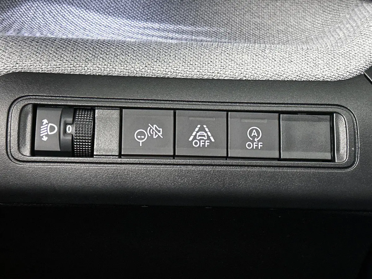 1.2 Turbo 100pk Plus | Achteruitrijcamera | Parkeersensoren voor + achter | Automatische airco | Apple Carplay / Android Auto | LED koplampen