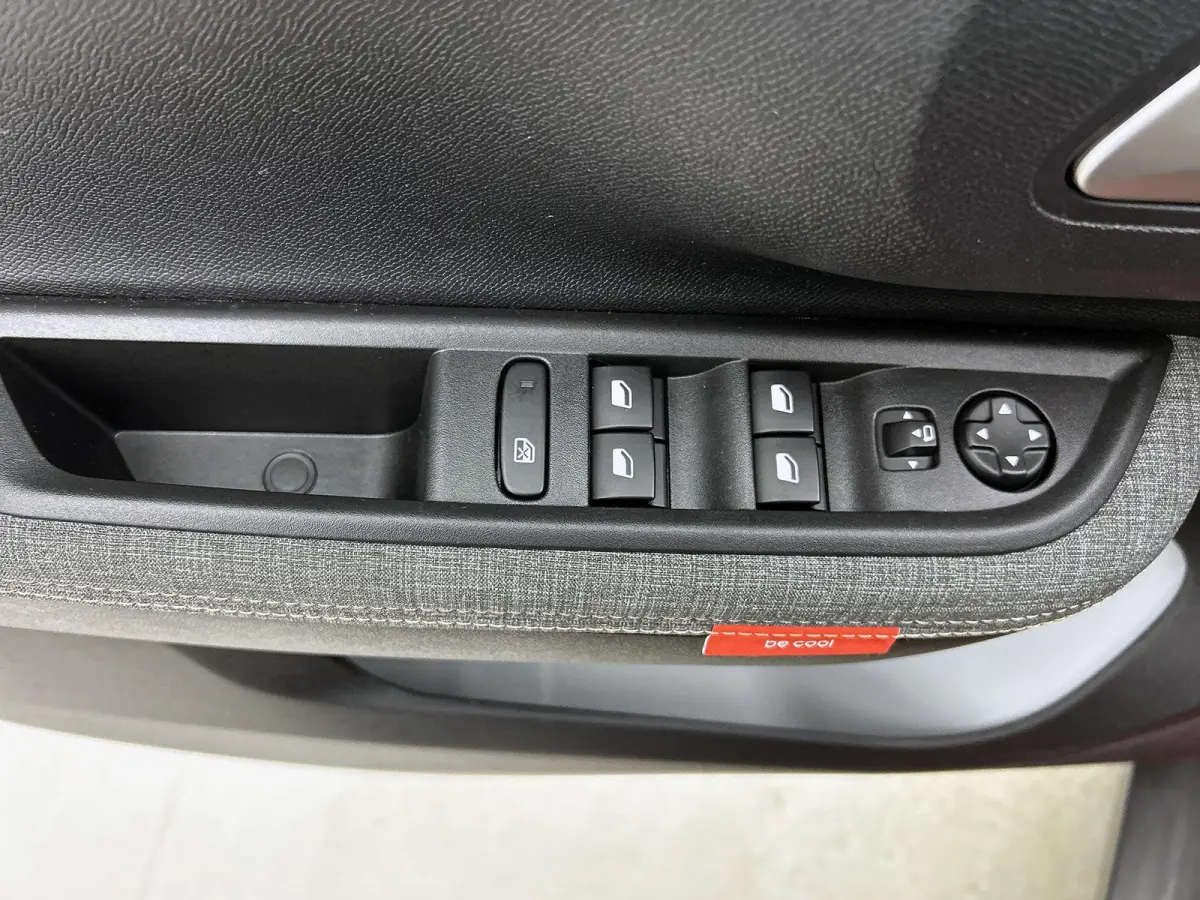 1.2 Turbo 100pk Plus | Achteruitrijcamera | Parkeersensoren voor + achter | Automatische airco | Apple Carplay / Android Auto | LED koplampen