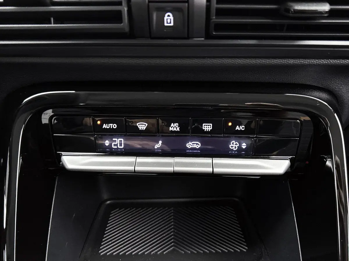 1.2 Turbo 100pk Plus | Achteruitrijcamera | Parkeersensoren voor + achter | Automatische airco | Apple Carplay / Android Auto | LED koplampen