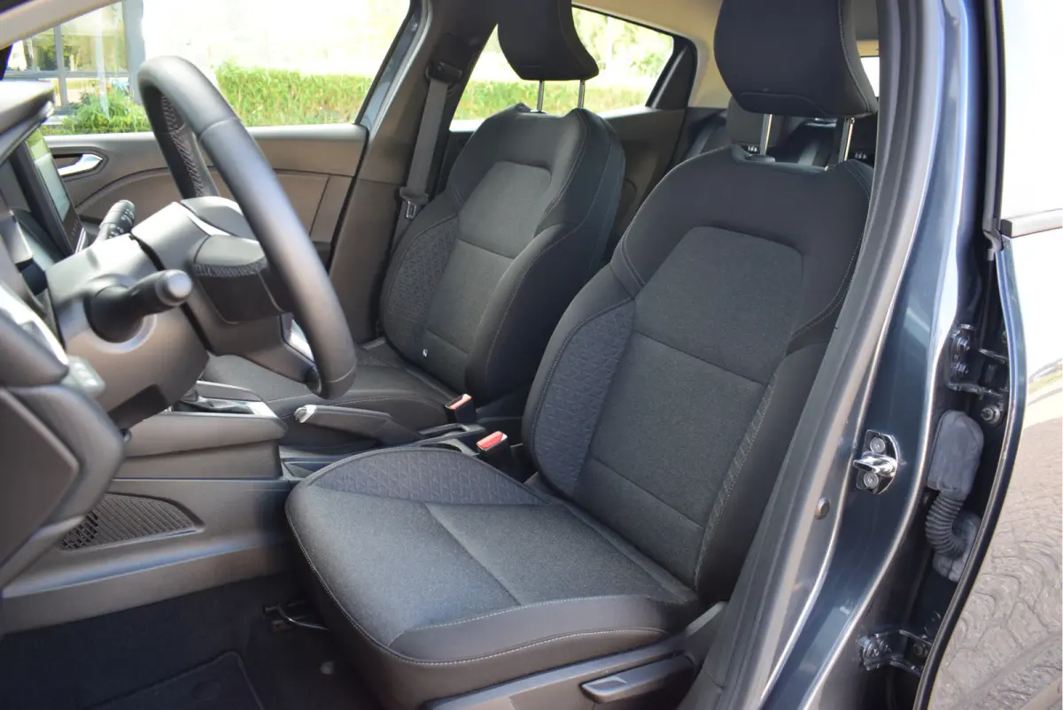 1.6 E-Tech Hybrid 140 Zen | NL-Auto | Navi | Parkeersensoren