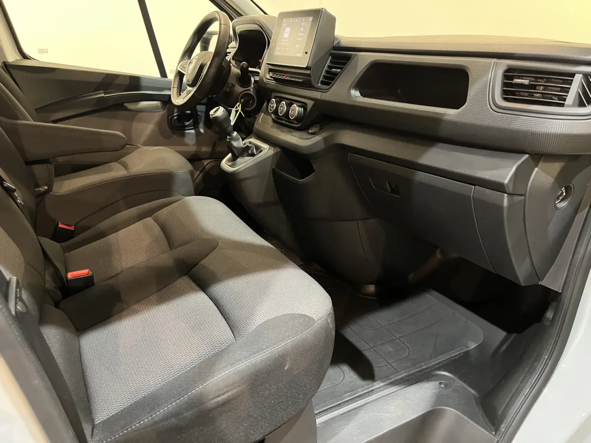 2.0 dCi 130 PK L2H1 / Euro 6 / Schuifdeur L + R / LED / Airco / Cruise Control / Camera / Trekhaak / CarPlay / 3-Zits / 69.000 KM !!