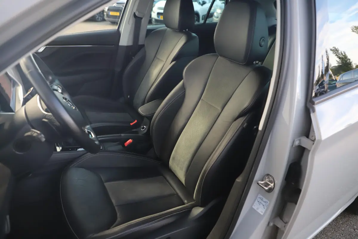 1.0 TSI Business Edition Automaat 18 inch LMV Virtual Cockpit Half Leder Navigatie Achteruitrijcamera Carplay Android Parkeersensor