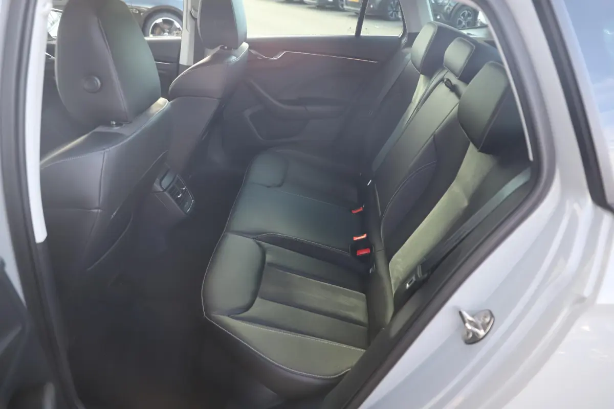 1.0 TSI Business Edition Automaat 18 inch LMV Virtual Cockpit Half Leder Navigatie Achteruitrijcamera Carplay Android Parkeersensor