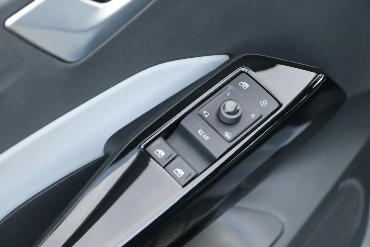 204pk Pro Edition Advantage 58 kWh | SoH 95% | Navigatie | Stoelverwarming | Achteruitrijcamera | App Connect