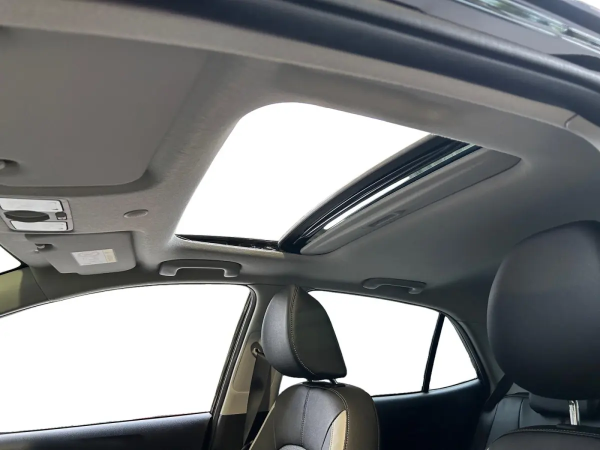 1.0 DPI GT-Line Automaat | Apple Carplay / Android Auto | Navigatiesysteem | Stoel + Stuurverwarming | Elektrisch Bedienbaar Schuif / Kanteldak | Parkeersensoren + Camera Achter | Cruise Con