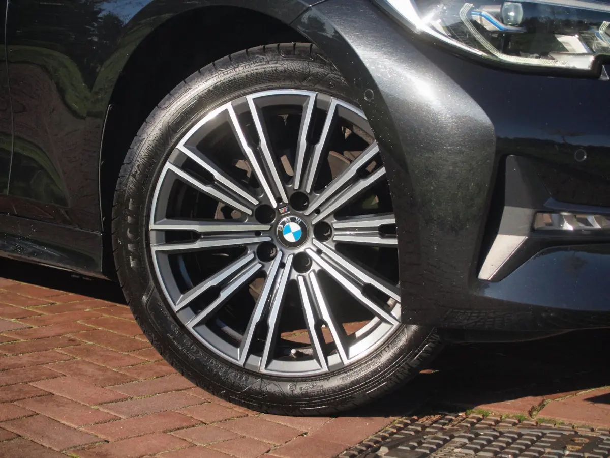 318i Business Edition Plus | Trekhaak | Camera  | LED-Laser | Sfeerverlichting | Apple Carplay | NL-Auto |