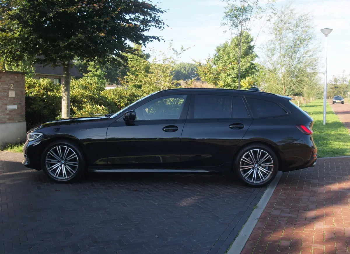 318i Business Edition Plus | Trekhaak | Camera  | LED-Laser | Sfeerverlichting | Apple Carplay | NL-Auto |