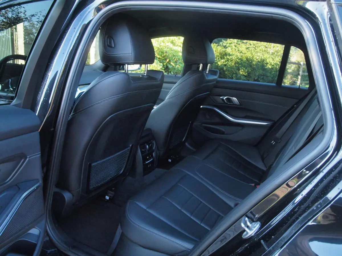318i Business Edition Plus | Trekhaak | Camera  | LED-Laser | Sfeerverlichting | Apple Carplay | NL-Auto |