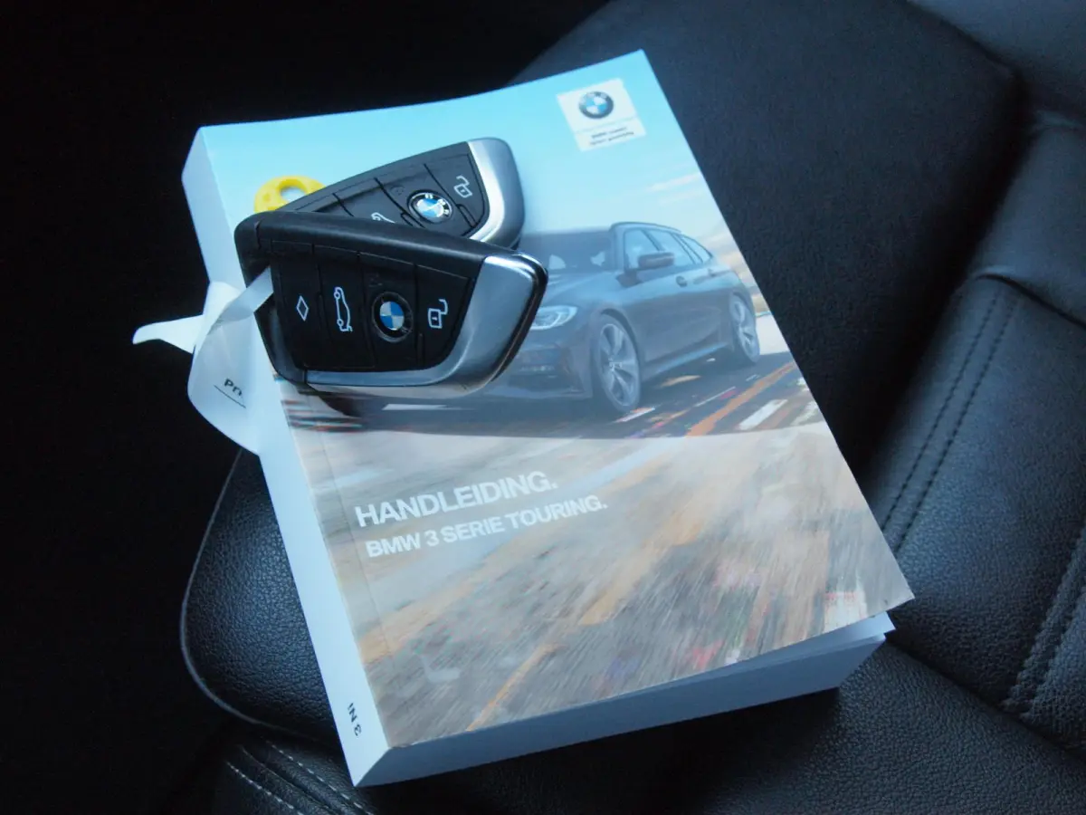 318i Business Edition Plus | Trekhaak | Camera  | LED-Laser | Sfeerverlichting | Apple Carplay | NL-Auto |