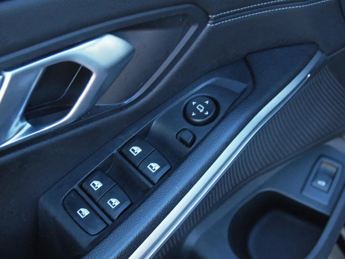 318i Business Edition Plus | Trekhaak | Camera  | LED-Laser | Sfeerverlichting | Apple Carplay | NL-Auto |