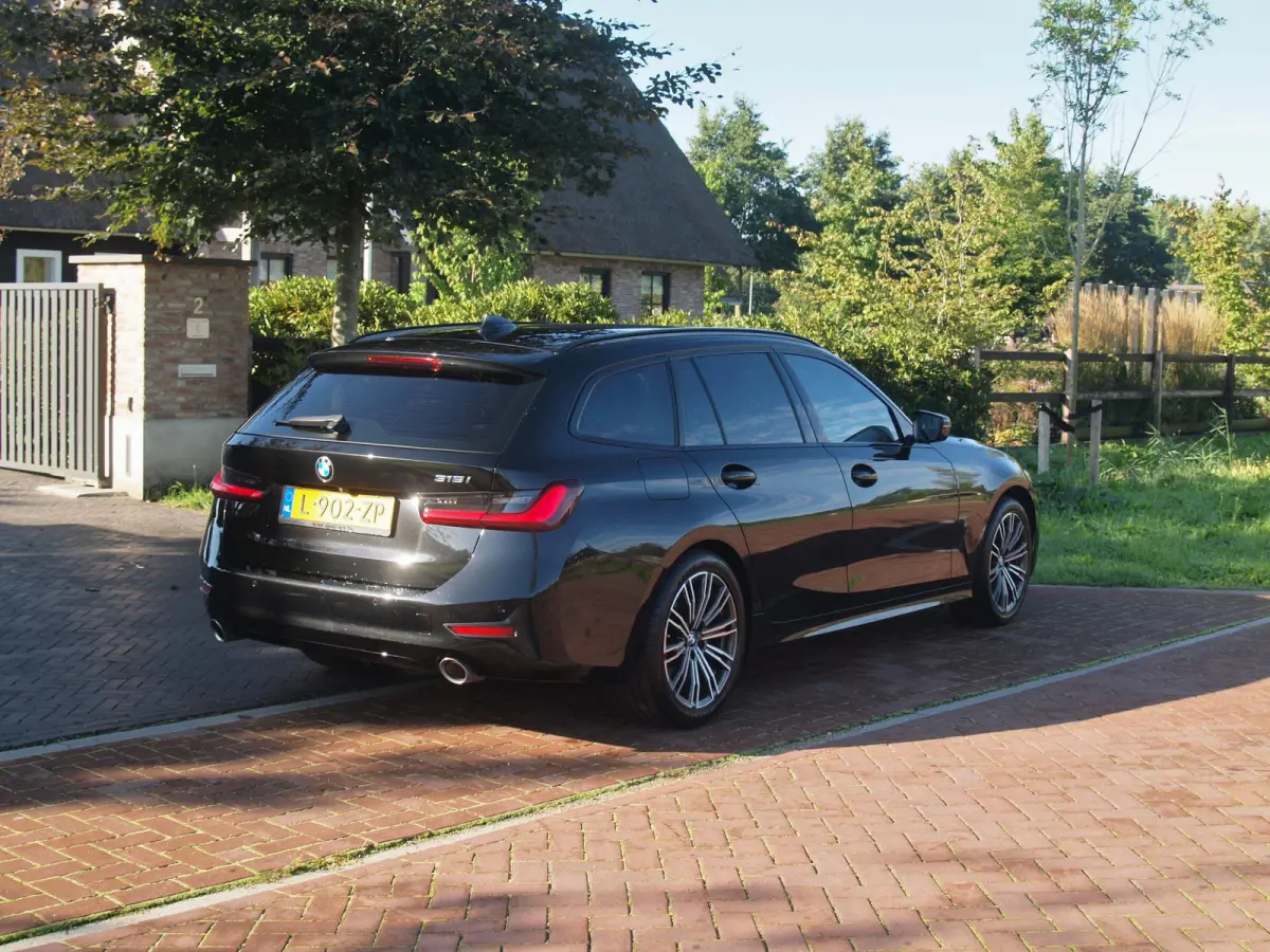 318i Business Edition Plus | Trekhaak | Camera  | LED-Laser | Sfeerverlichting | Apple Carplay | NL-Auto |