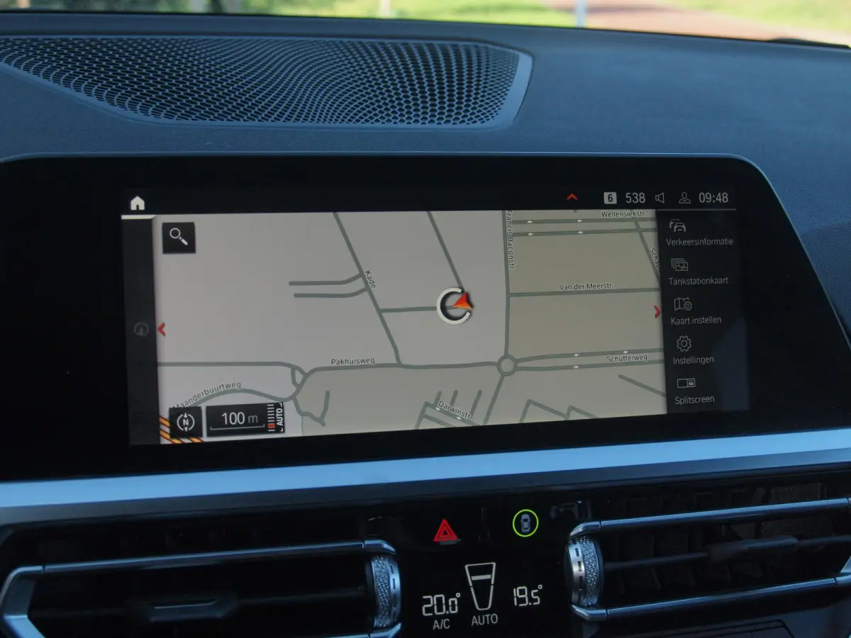 318i Business Edition Plus | Trekhaak | Camera  | LED-Laser | Sfeerverlichting | Apple Carplay | NL-Auto |