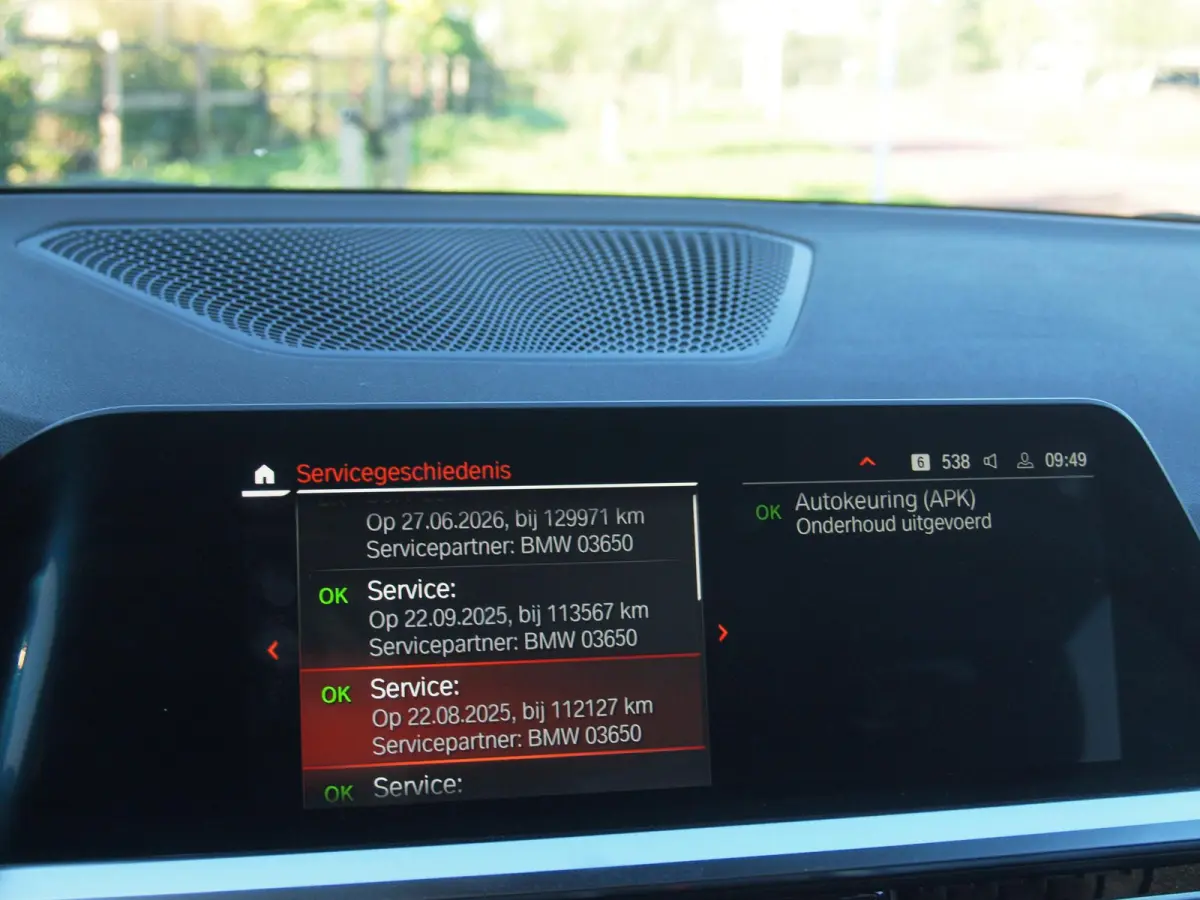 318i Business Edition Plus | Trekhaak | Camera  | LED-Laser | Sfeerverlichting | Apple Carplay | NL-Auto |