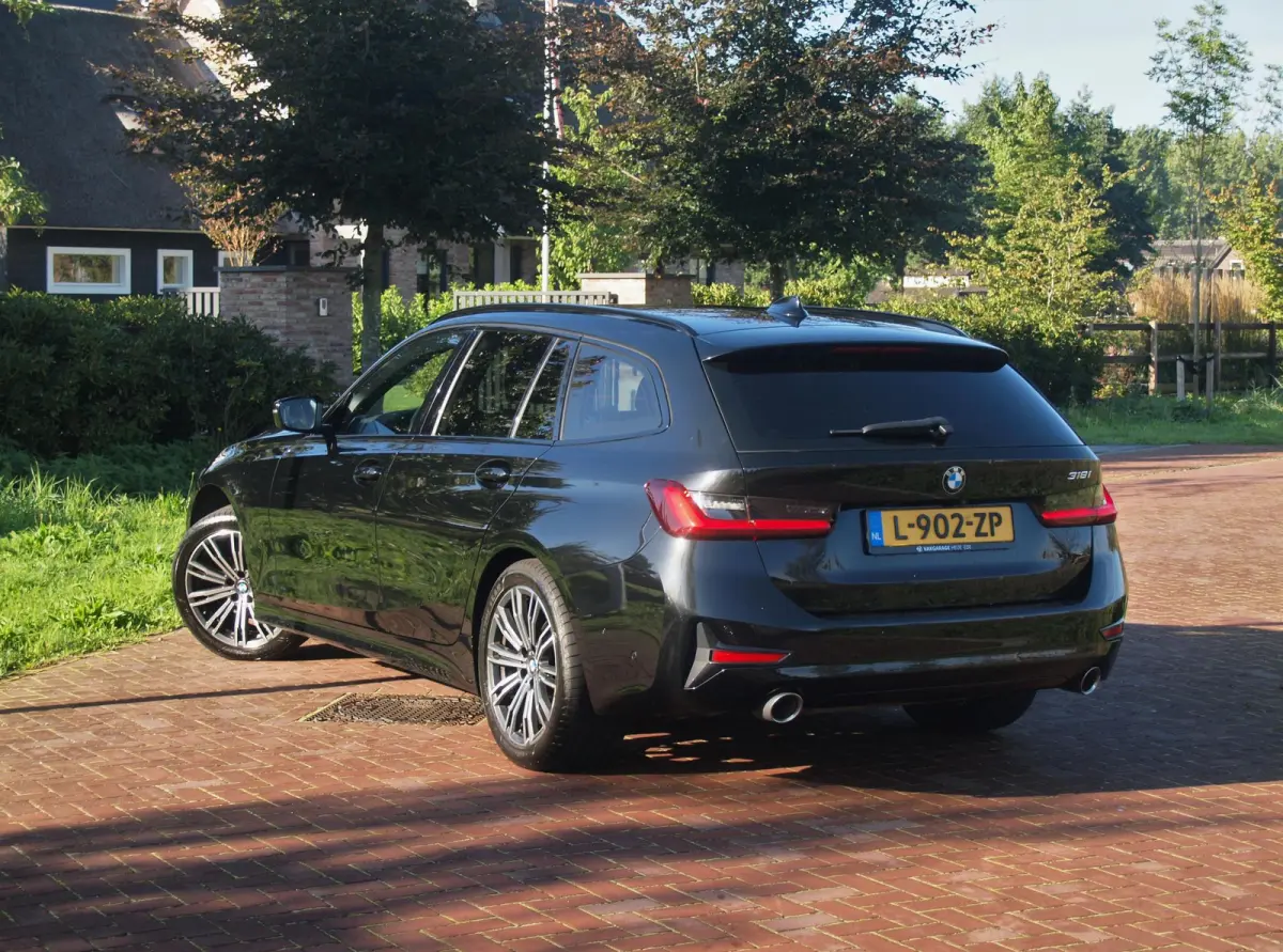 318i Business Edition Plus | Trekhaak | Camera  | LED-Laser | Sfeerverlichting | Apple Carplay | NL-Auto |