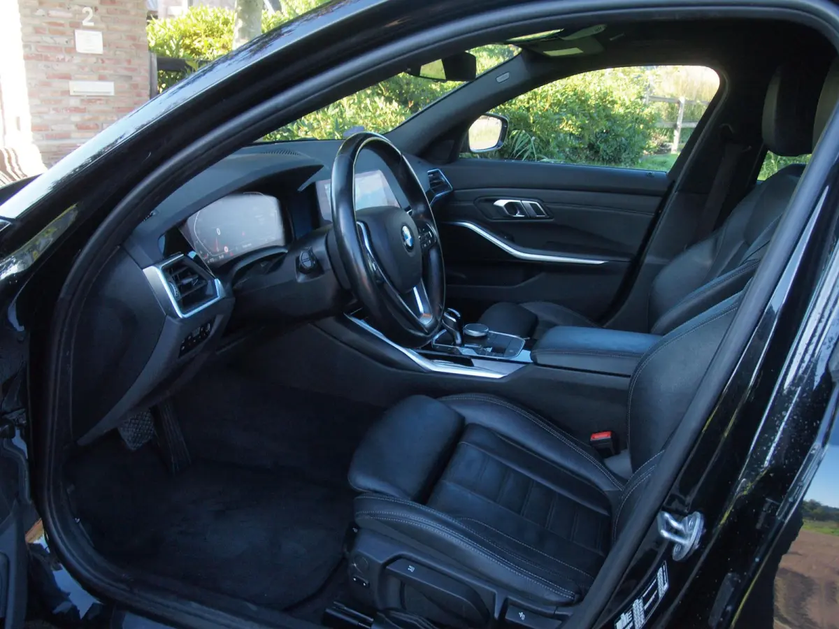 318i Business Edition Plus | Trekhaak | Camera  | LED-Laser | Sfeerverlichting | Apple Carplay | NL-Auto |