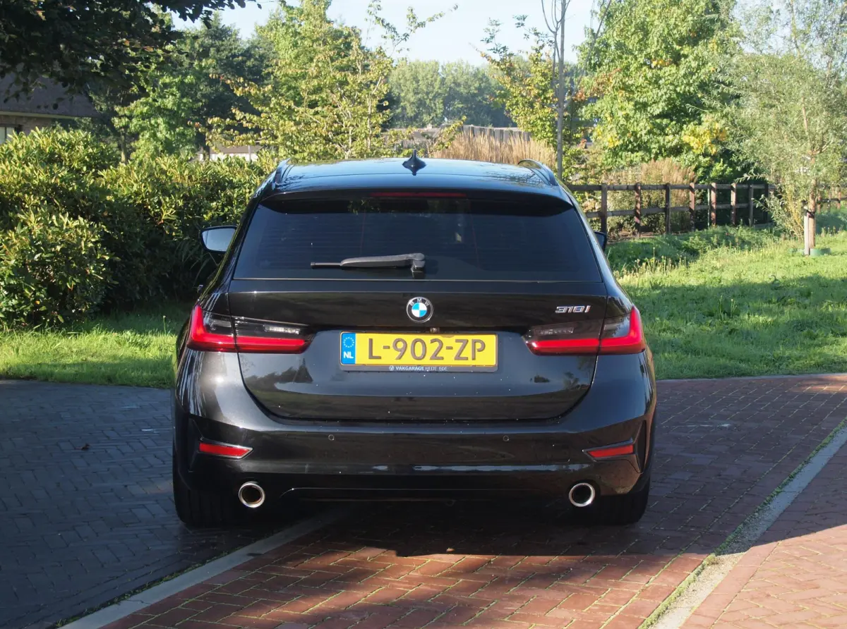 318i Business Edition Plus | Trekhaak | Camera  | LED-Laser | Sfeerverlichting | Apple Carplay | NL-Auto |