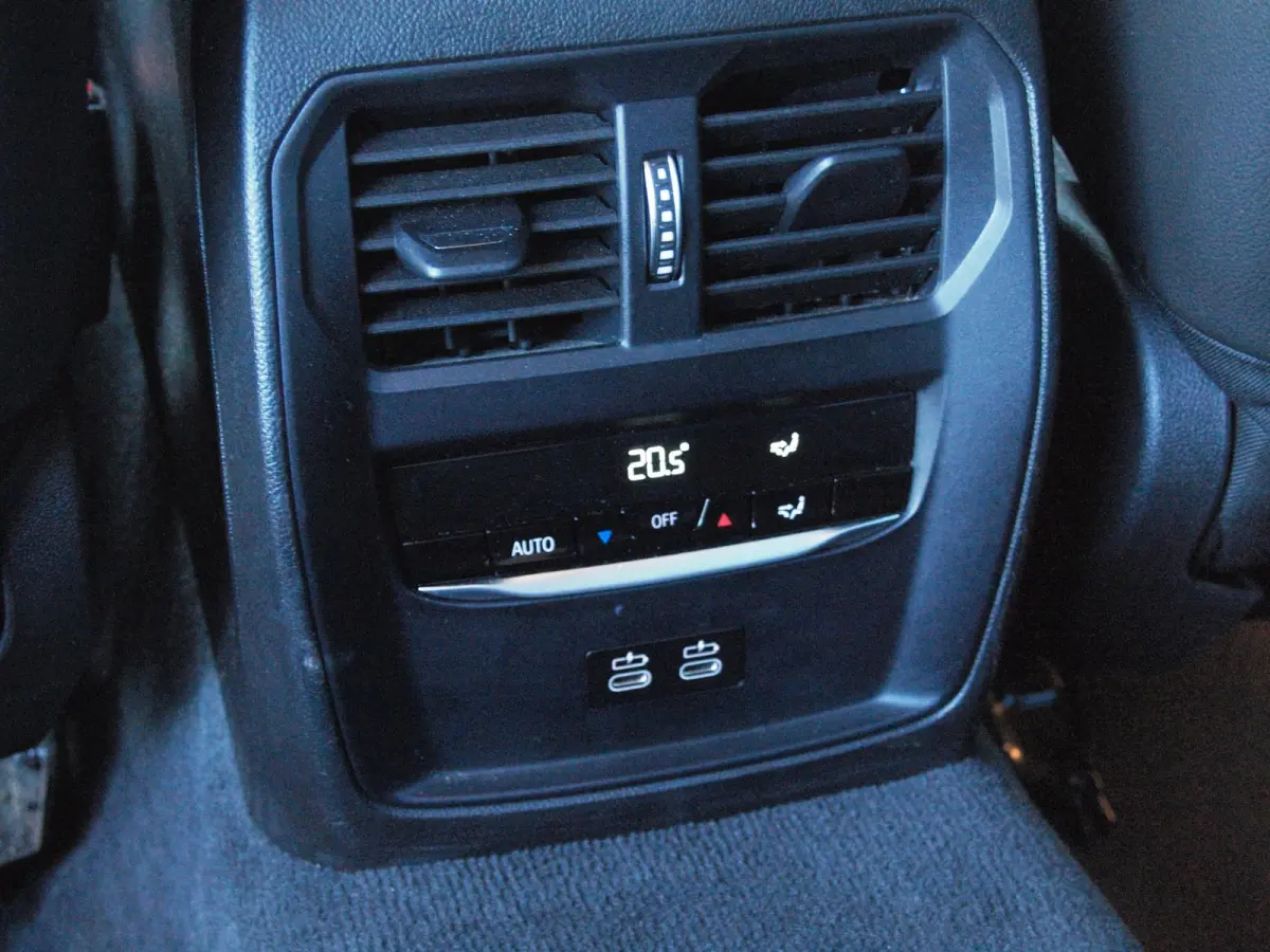 318i Business Edition Plus | Trekhaak | Camera  | LED-Laser | Sfeerverlichting | Apple Carplay | NL-Auto |