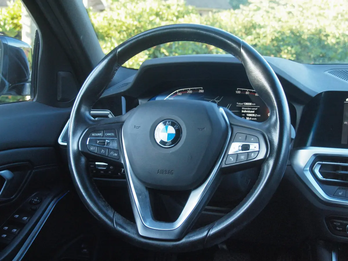 318i Business Edition Plus | Trekhaak | Camera  | LED-Laser | Sfeerverlichting | Apple Carplay | NL-Auto |