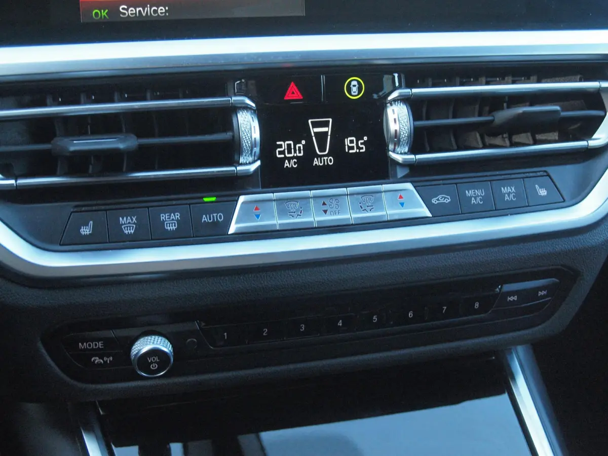 318i Business Edition Plus | Trekhaak | Camera  | LED-Laser | Sfeerverlichting | Apple Carplay | NL-Auto |