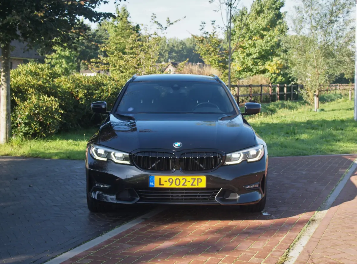 318i Business Edition Plus | Trekhaak | Camera  | LED-Laser | Sfeerverlichting | Apple Carplay | NL-Auto |