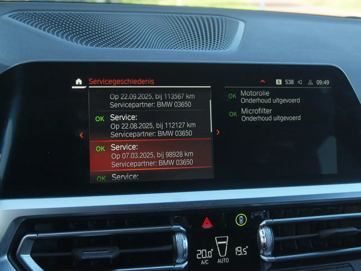 318i Business Edition Plus | Trekhaak | Camera  | LED-Laser | Sfeerverlichting | Apple Carplay | NL-Auto |