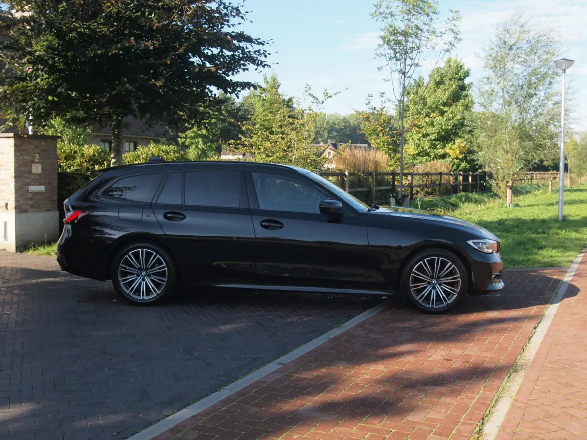 318i Business Edition Plus | Trekhaak | Camera  | LED-Laser | Sfeerverlichting | Apple Carplay | NL-Auto |