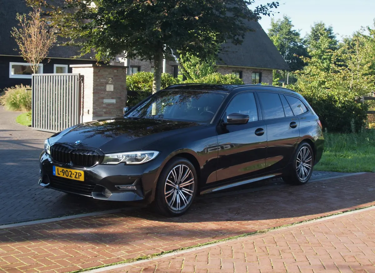 318i Business Edition Plus | Trekhaak | Camera  | LED-Laser | Sfeerverlichting | Apple Carplay | NL-Auto |