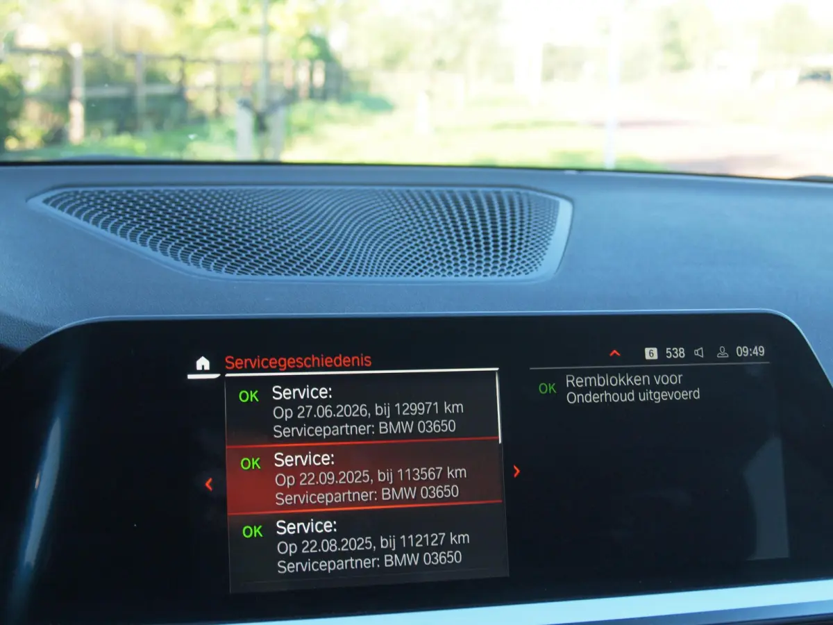 318i Business Edition Plus | Trekhaak | Camera  | LED-Laser | Sfeerverlichting | Apple Carplay | NL-Auto |