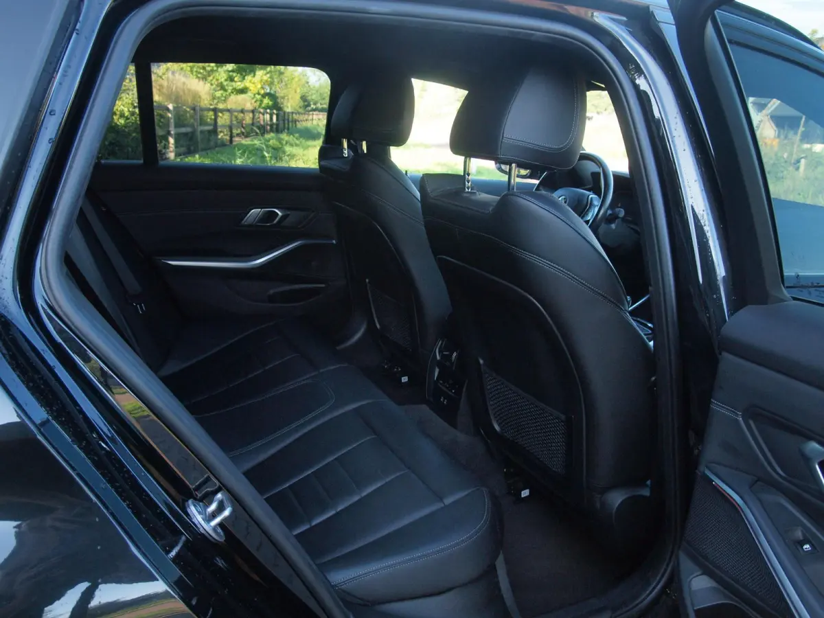 318i Business Edition Plus | Trekhaak | Camera  | LED-Laser | Sfeerverlichting | Apple Carplay | NL-Auto |