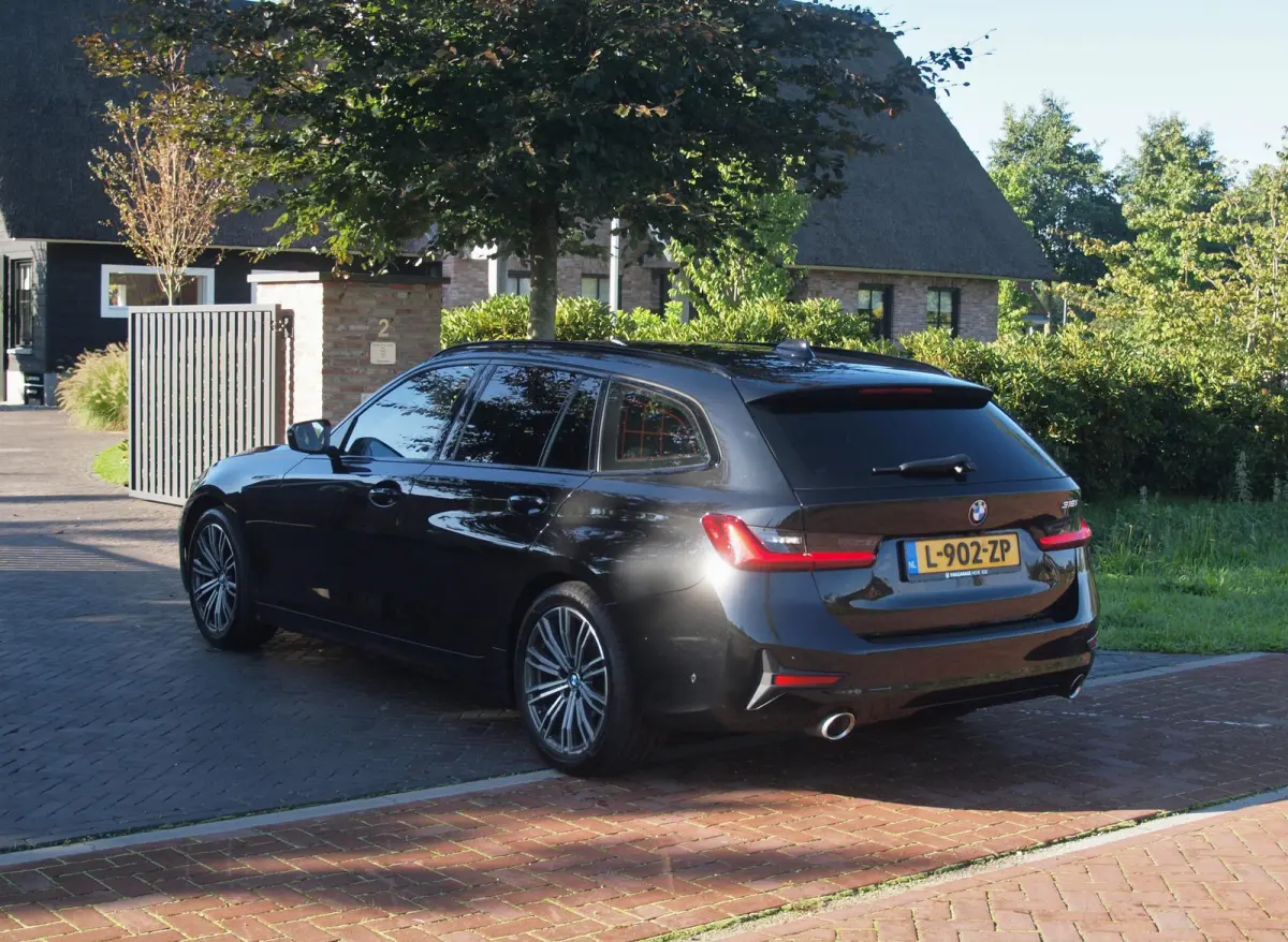 318i Business Edition Plus | Trekhaak | Camera  | LED-Laser | Sfeerverlichting | Apple Carplay | NL-Auto |