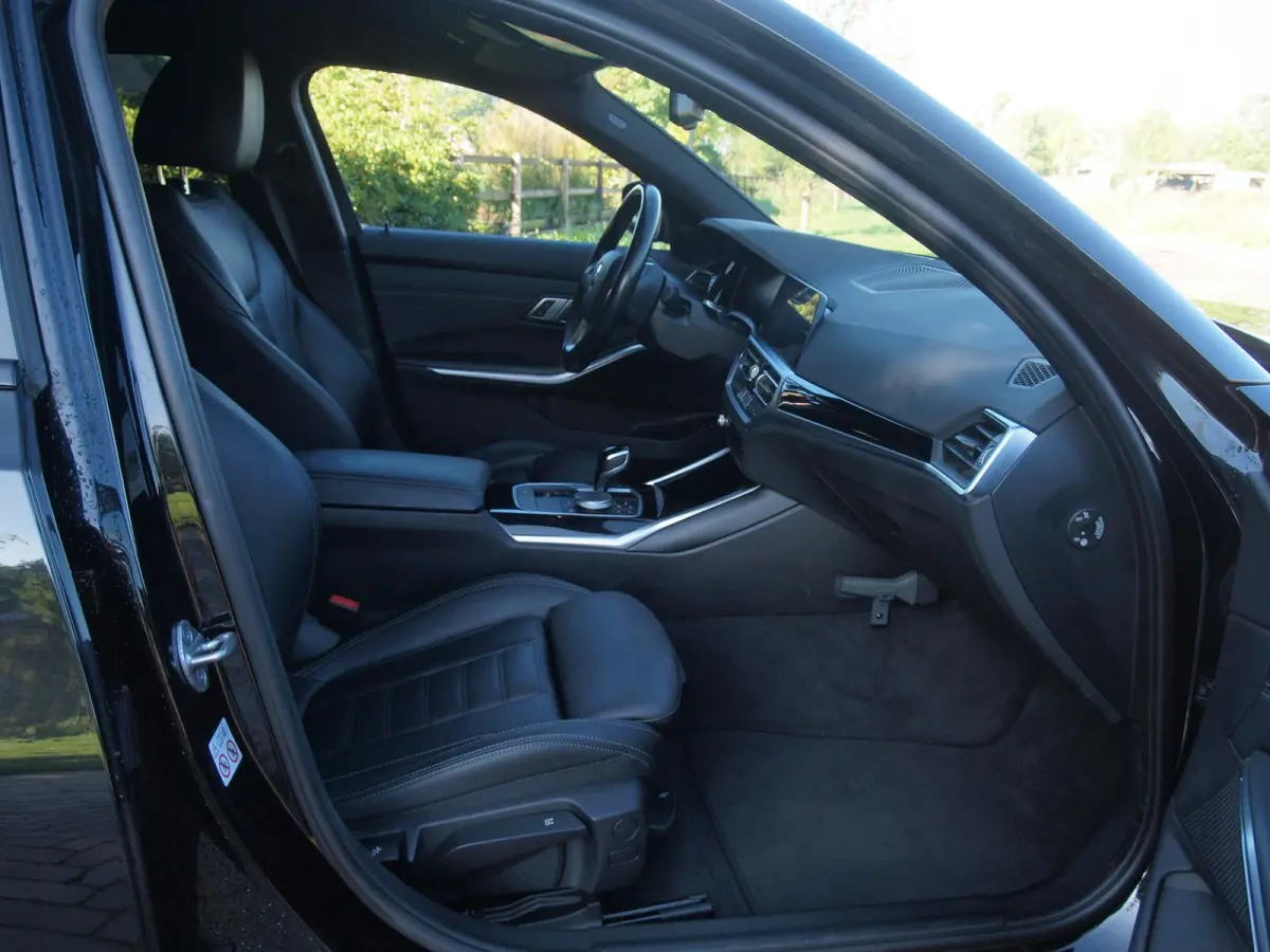 318i Business Edition Plus | Trekhaak | Camera  | LED-Laser | Sfeerverlichting | Apple Carplay | NL-Auto |