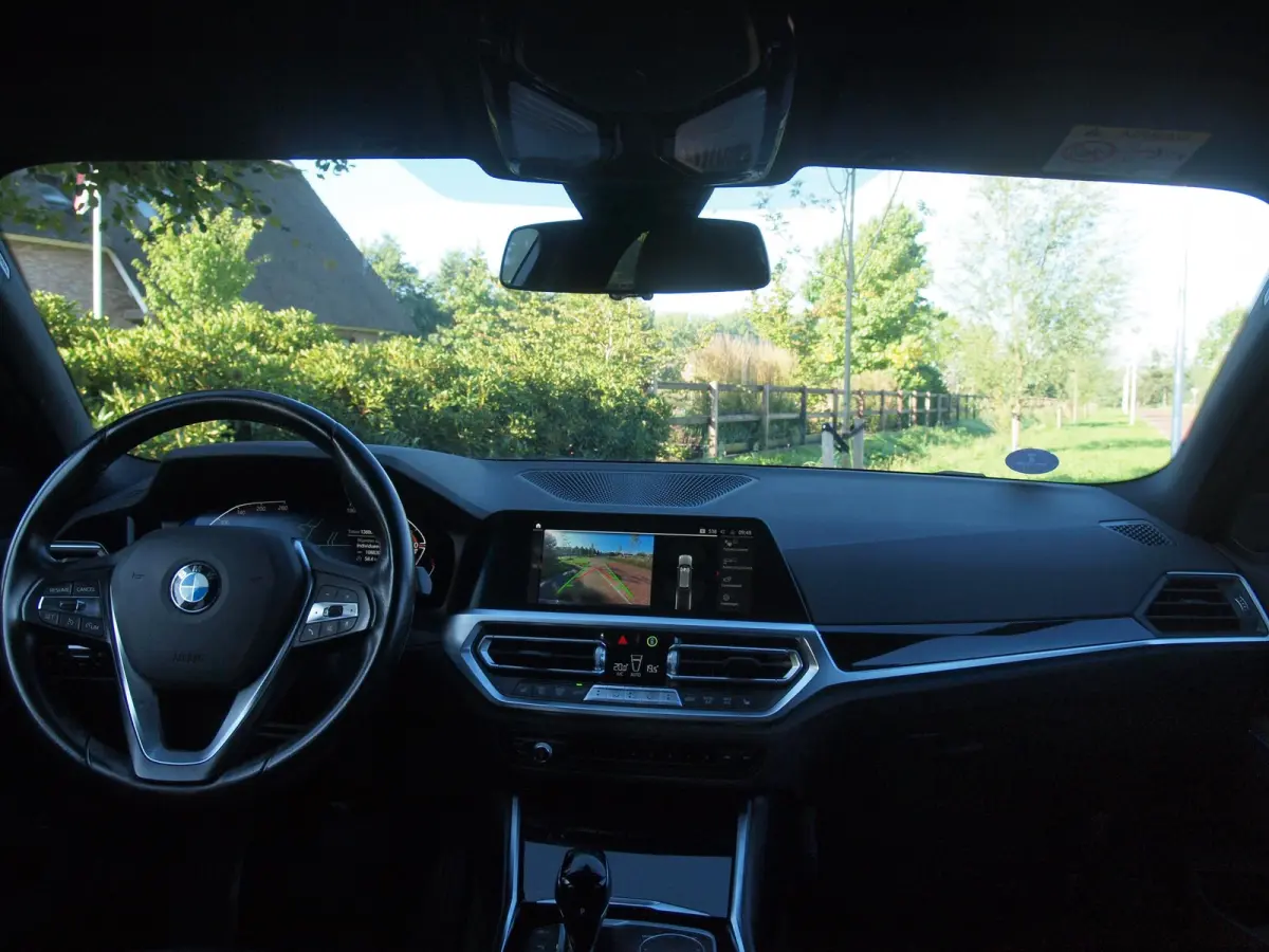 318i Business Edition Plus | Trekhaak | Camera  | LED-Laser | Sfeerverlichting | Apple Carplay | NL-Auto |