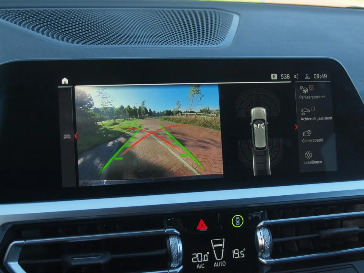 318i Business Edition Plus | Trekhaak | Camera  | LED-Laser | Sfeerverlichting | Apple Carplay | NL-Auto |