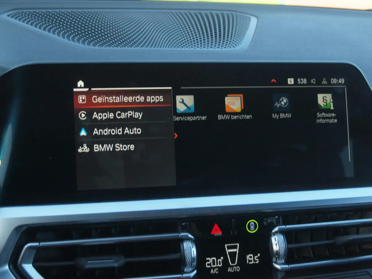 318i Business Edition Plus | Trekhaak | Camera  | LED-Laser | Sfeerverlichting | Apple Carplay | NL-Auto |
