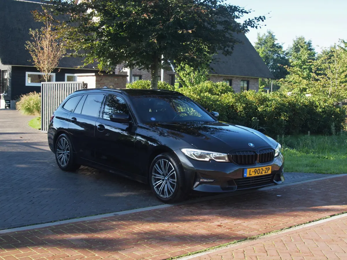 318i Business Edition Plus | Trekhaak | Camera  | LED-Laser | Sfeerverlichting | Apple Carplay | NL-Auto |