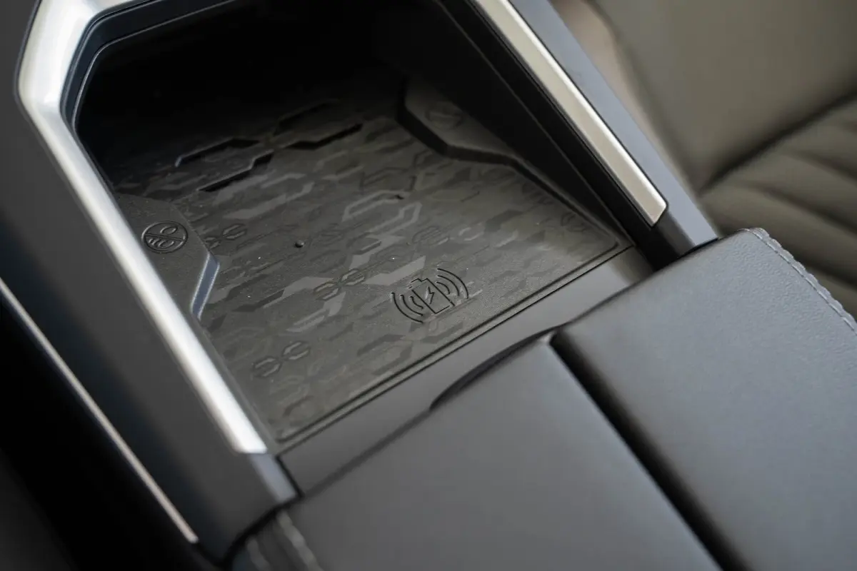 1.6 e-Hybrid Plug-In First Edition | Tot 8 Jaar Garantie | Lederen Bekleding | Schuif-Kanteldak | Camera | Keyless | LED | Stoelverwarming & Massage |