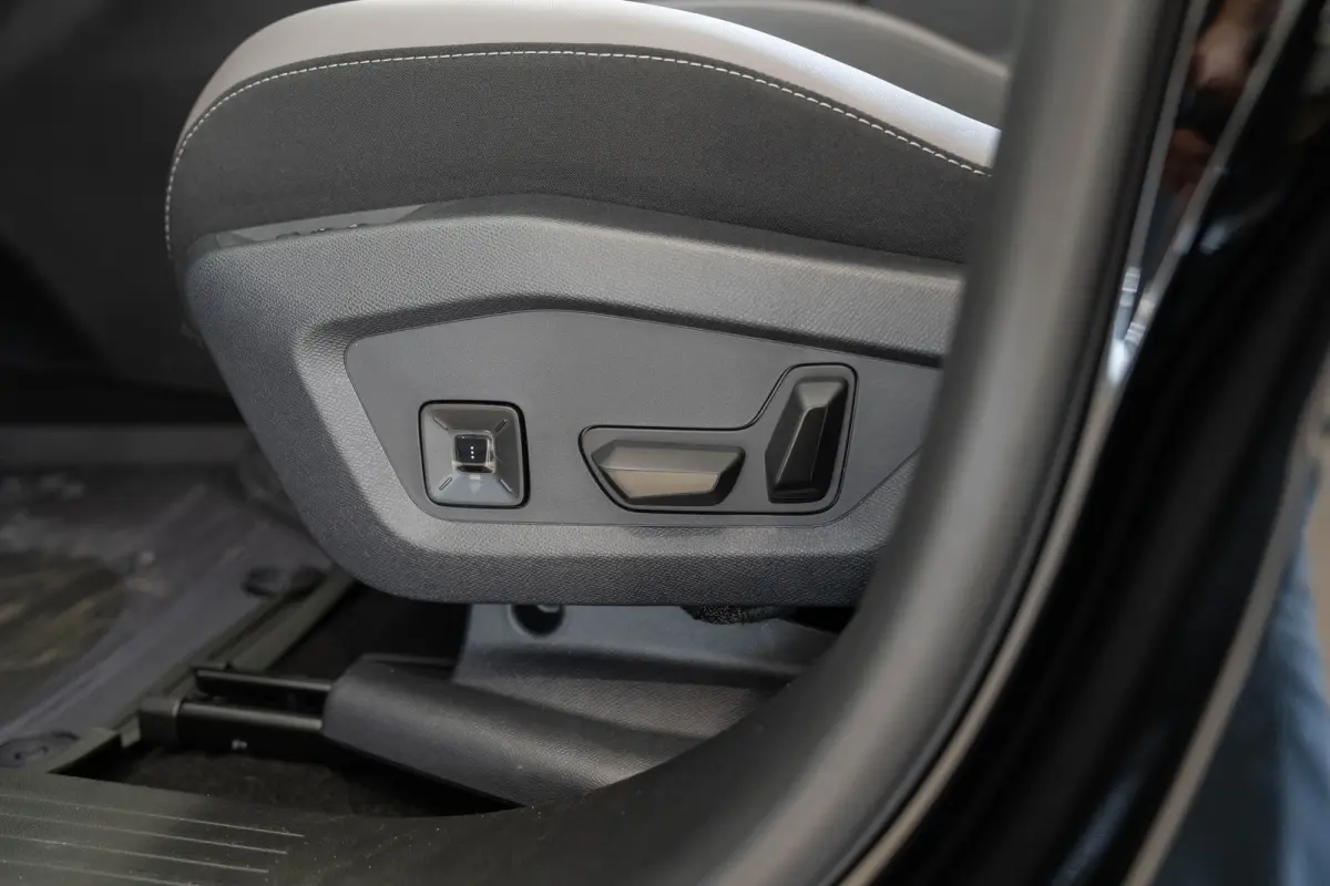 1.6 e-Hybrid Plug-In First Edition | Tot 8 Jaar Garantie | Lederen Bekleding | Schuif-Kanteldak | Camera | Keyless | LED | Stoelverwarming & Massage |