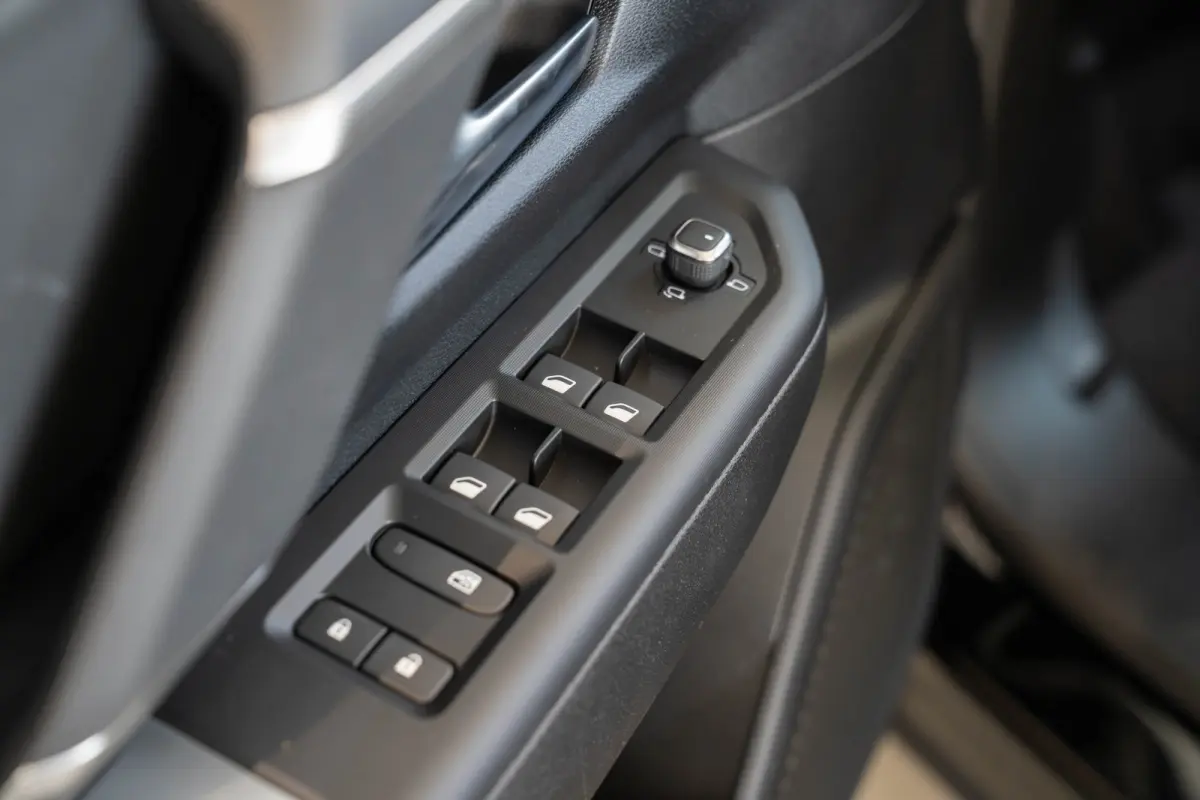 1.6 e-Hybrid Plug-In First Edition | Tot 8 Jaar Garantie | Lederen Bekleding | Schuif-Kanteldak | Camera | Keyless | LED | Stoelverwarming & Massage |