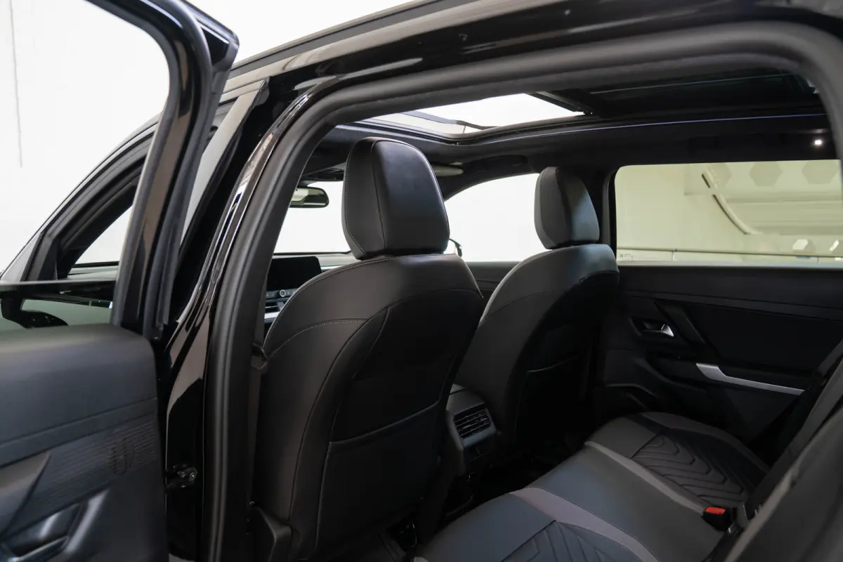 1.6 e-Hybrid Plug-In First Edition | Tot 8 Jaar Garantie | Lederen Bekleding | Schuif-Kanteldak | Camera | Keyless | LED | Stoelverwarming & Massage |