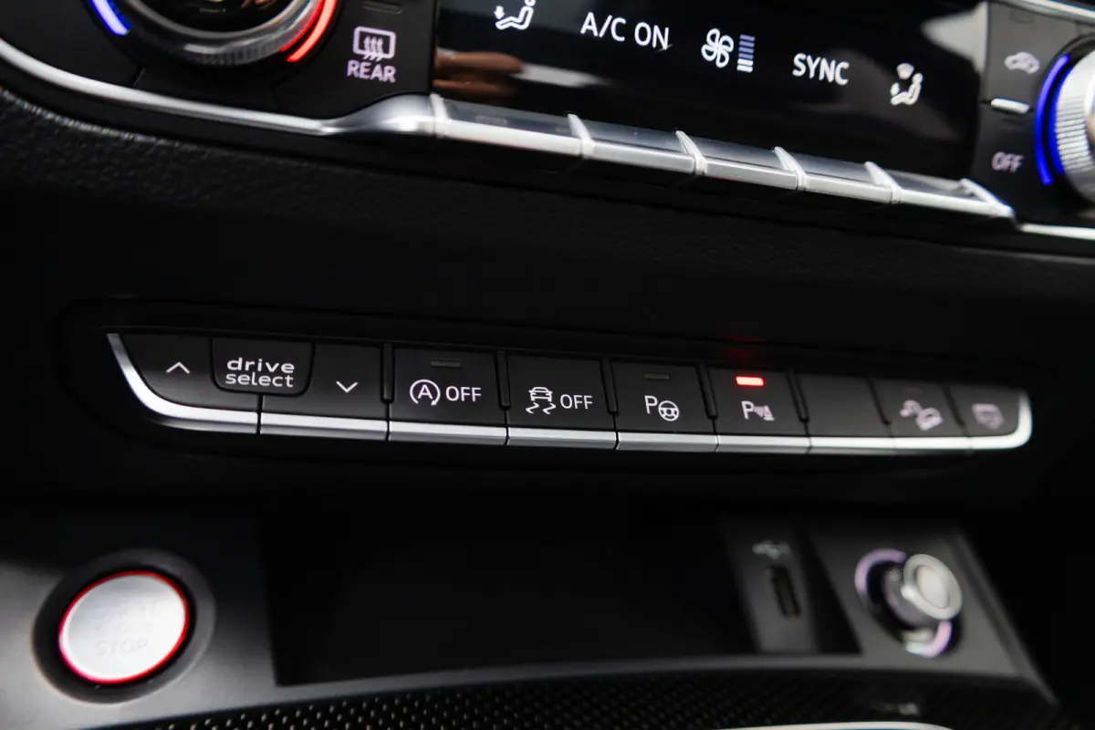 SQ5 3.0 TFSI 354 pk SQ5 Quattro Pro Line Plus S-Line / Carbon/ Pano-Dak/ Keyless/ Head-Up/ Camera/ Adap.Cruise/ B&O-Sound/ Stand-Kachel/ Sport-Stoelen/ Stoel.Verw/ 21'' LMV