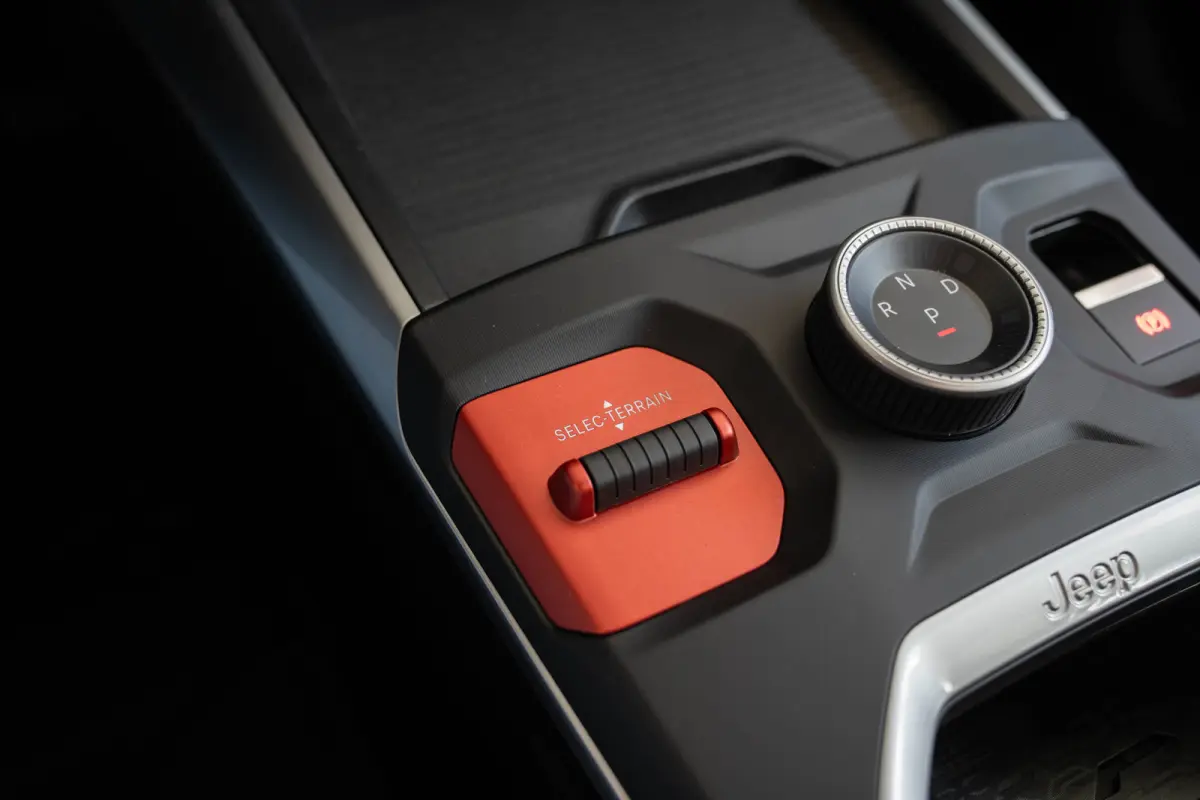 1.6 e-Hybrid Plug-In First Edition | Tot 8 Jaar Garantie | Lederen Bekleding | Schuif-Kanteldak | Camera | Keyless | LED | Stoelverwarming & Massage |