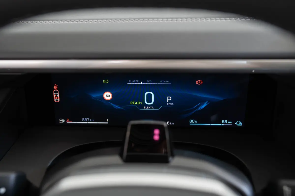 1.6 e-Hybrid Plug-In First Edition | Tot 8 Jaar Garantie | Lederen Bekleding | Schuif-Kanteldak | Camera | Keyless | LED | Stoelverwarming & Massage |