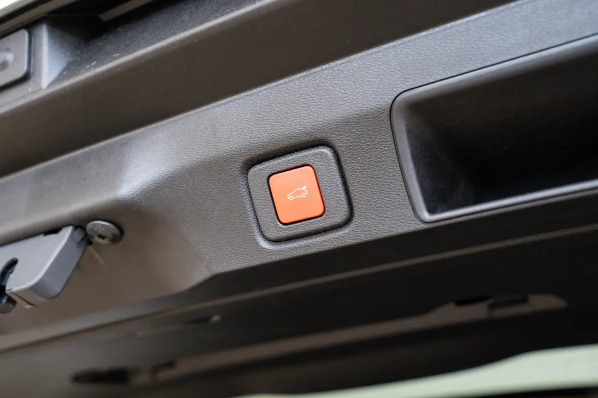 1.6 e-Hybrid Plug-In First Edition | Tot 8 Jaar Garantie | Lederen Bekleding | Schuif-Kanteldak | Camera | Keyless | LED | Stoelverwarming & Massage |