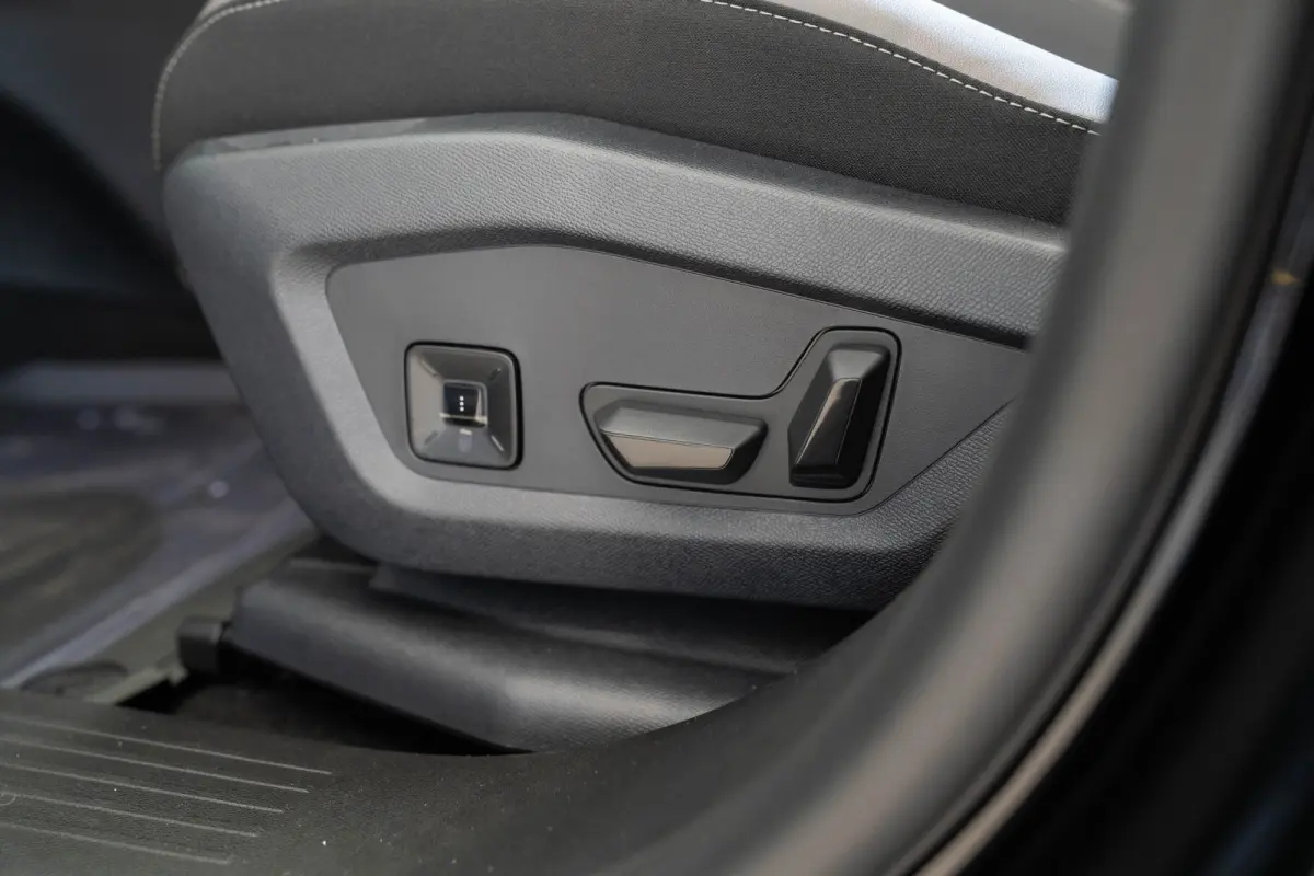1.6 e-Hybrid Plug-In First Edition | Tot 8 Jaar Garantie | Lederen Bekleding | Schuif-Kanteldak | Camera | Keyless | LED | Stoelverwarming & Massage |