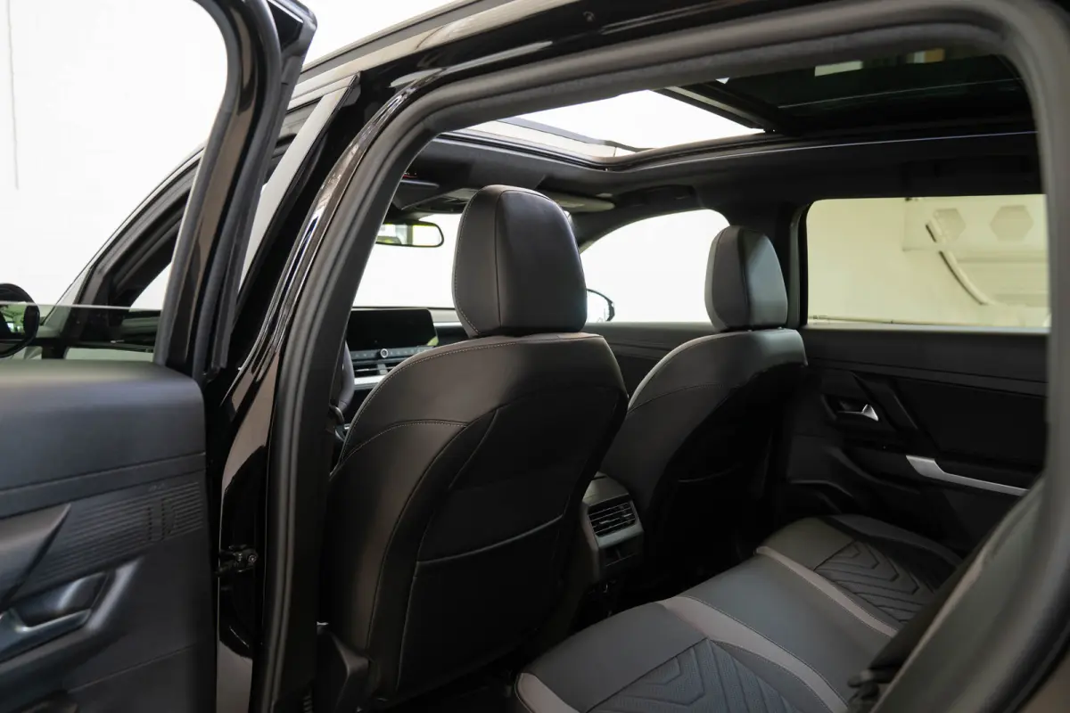 1.6 e-Hybrid Plug-In First Edition | Tot 8 Jaar Garantie | Lederen Bekleding | Schuif-Kanteldak | Camera | Keyless | LED | Stoelverwarming & Massage |