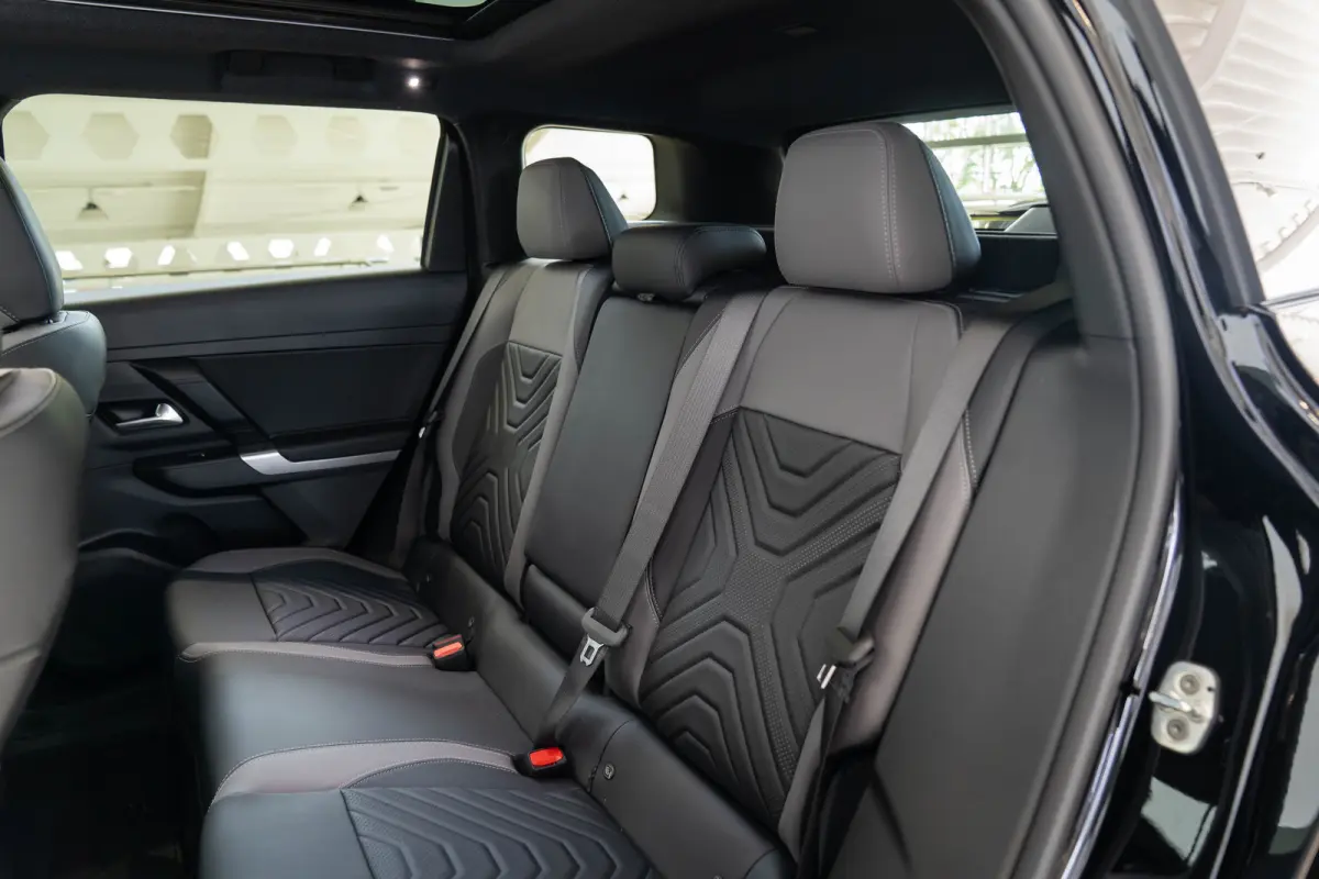 1.6 e-Hybrid Plug-In First Edition | Tot 8 Jaar Garantie | Lederen Bekleding | Schuif-Kanteldak | Camera | Keyless | LED | Stoelverwarming & Massage |